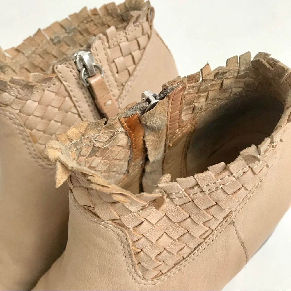 Coach EUC Beige Leather Woven Ankle Boots Size 5